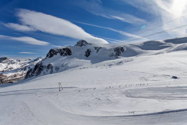 Berg skiën - Plateau Rose, skipiste in Zermatt Zwitserland, Italië, Valle d'Aosta, Breuil-Cervinia, Aostavallei, Breuil Cervinia — Stockfoto