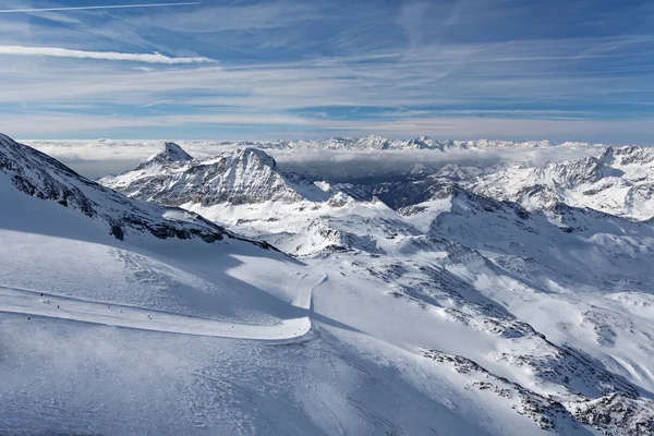 Mountain skiing - panoramic view from Plateau Rose at the ski slopes and Cervinia, Italy, Valle d'Aosta, Breuil-Cervinia, Aosta Valley, Cervinia — Stock Photo, Image