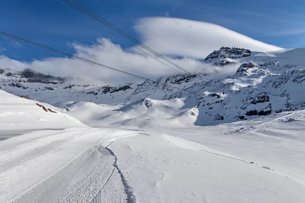 Berg skiën - Plateau Rose, skipiste in Zermatt Zwitserland, Italië, Valle d'Aosta, Breuil-Cervinia, Aostavallei, Breuil Cervinia — Stockfoto