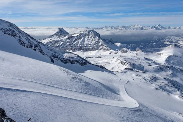 Vista panoramica dall'Altopiano Rosa sulle piste da sci e Cervinia, Italia, Valle d'Aosta, Breuil-Cervinia, Valle d'Aosta, Cervinia — Foto Stock