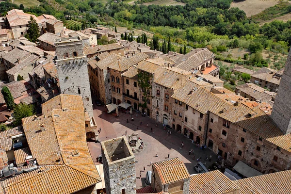 San Gimignano ("medieval Manhattan"), Tuscany, Italy - View of the Old Town, towers and Piazza della Cisterna — Stock Photo, Image