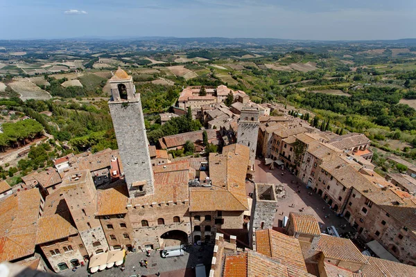 San Gimignano ("medieval Manhattan"), Tuscany, Italy - View of the Old Town, towers, Piazza del Duomo and Piazza della Cisterna — Stock Photo, Image
