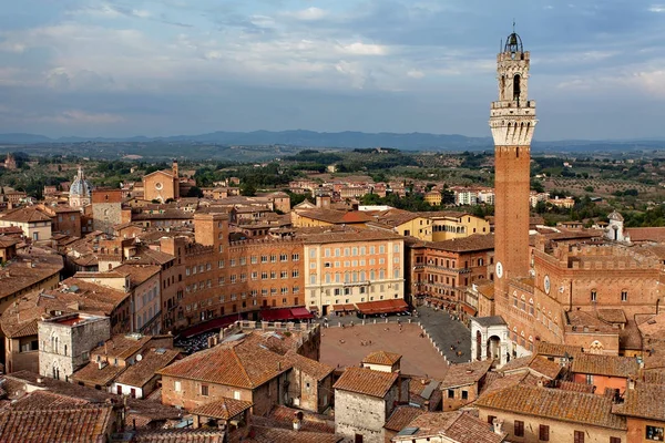 Siena, Toskana, İtalya. Old Town - Piazza del Campo, Palazzo Pubblico di Siena, Siena Katedrali (Duomo di Siena batımında Torre del Mangia görünümünü)