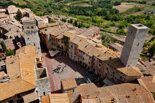 San Gimignano ("medieval Manhattan"), Tuscany, Italy - View of the Old Town, towers and Piazza della Cisterna — Stock Photo, Image