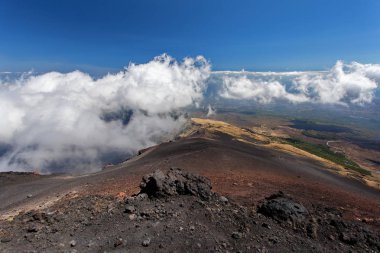 Panoramik Akdeniz, Sicilya, İtalya Etna bulutlar üzerinde