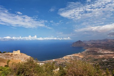 Erice, Trapani eyaletinde, Sicilya, İtalya - Erice (Tiren Denizi) Akdeniz denizde Panoramic görünümden. Monte Cofano doğru görünümü.