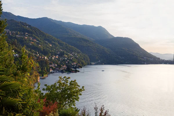  Gün batımında Como Gölü - Lombardy, İtalya