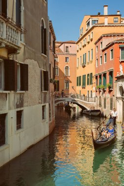 Venedik, Veneto, İtalya - turistler, gondol binme, tipik Venedik kanalına 21 Eylül 2017