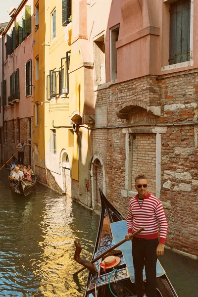 Velence Veneto Olaszország Gondoliers Turisták Gondola Lovaglás Tipikus Canal Velence — Stock Fotó