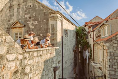 Dubrovnik, Dalmaçya, Hırvatistan - turist ziyaret kale duvarı ve Dubrovnik'in, 22 Ağustos 2016.