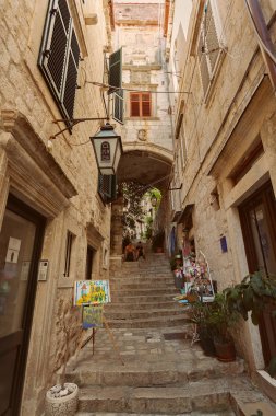 Dubrovnik, Dalmaçya, Hırvatistan - turistler ve tipik Old Town Street, 25 Ağustos 2016.