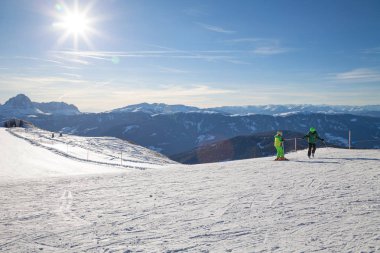 Dolomitler, İtalya - Dağ kayağı ve snowboard. Kronplatz (Plan de Corones), Güney Tyrol.