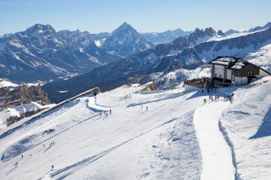 Dolomitler, İtalya - Veneto Bölgesi 'ndeki Cortina d' Ampezzo yakınlarındaki Lagazuoi Dağı 'ndan manzara. Dağ kayağı ve snowboard.