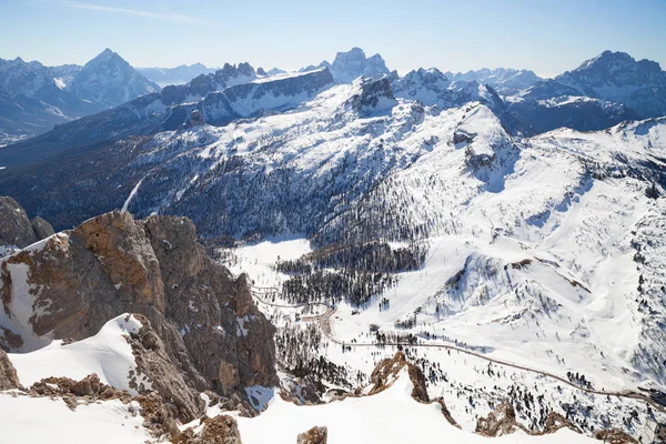 意大利白云石 Dolomites 从拉各索伊山俯瞰 靠近维尼托地区的科蒂纳 安培佐 Cortina Ampezzo 高山滑雪和滑雪板 — 图库照片