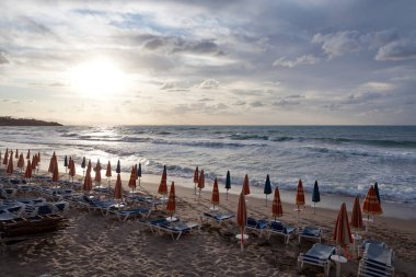 Cefalu - Gün batımında şehir plajı, Sicilya, Sicilya, İtalya 