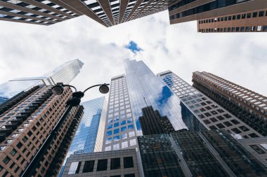 Manhattan 'ın ortasındaki gökdelenler New York, ABD