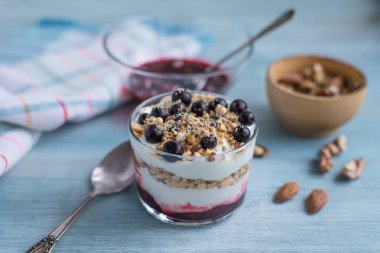 Lezzetli tatlı - reçelli yoğurt, fındık ve üzümlü fındık.