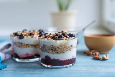 Lezzetli tatlı - reçelli yoğurt, fındık ve üzümlü fındık.