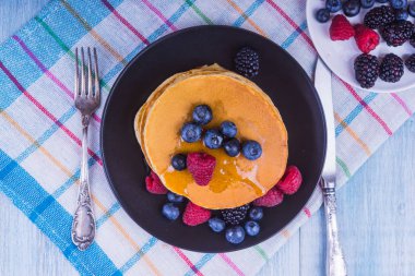 Kırsal kahvaltı - çay ve böğürtlen ve bal ile krep - üst manzara