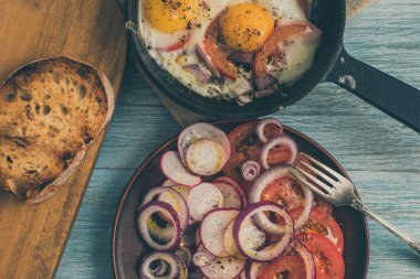Kırsal tarzda bir barda öğle yemeği - kızarmış yumurta, salata ve kızarmış ekmek.