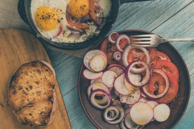 Sebze, salata ve tost ile kızarmış yumurta ekmek ahşap bir arka plan üzerinde - Üstten Görünüm