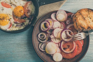 Sebze, salata ve tost ile kızarmış yumurta ekmek ahşap bir arka plan üzerinde - Üstten Görünüm