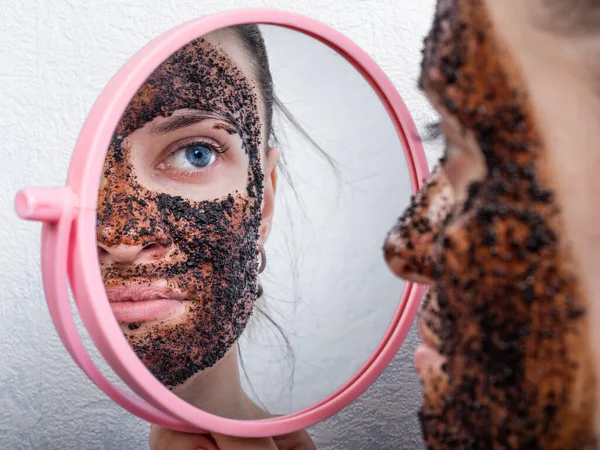 Wanita Muda Yang Atraktif Menerapkan Scrub Wajahnya Melihat Cermin Pembersih — Stok Foto