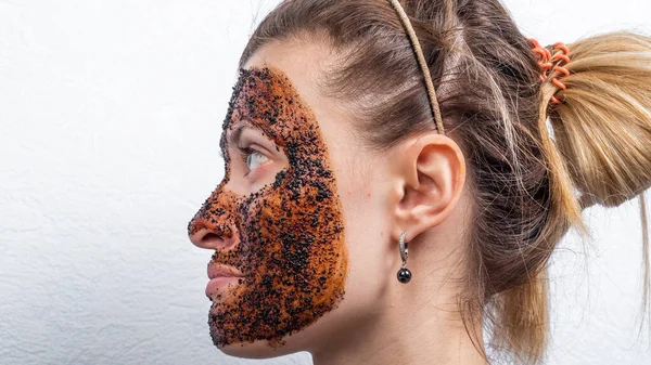 Wanita Muda Yang Menarik Dengan Scrub Wajahnya Pembersih Kopi Scrub — Stok Foto