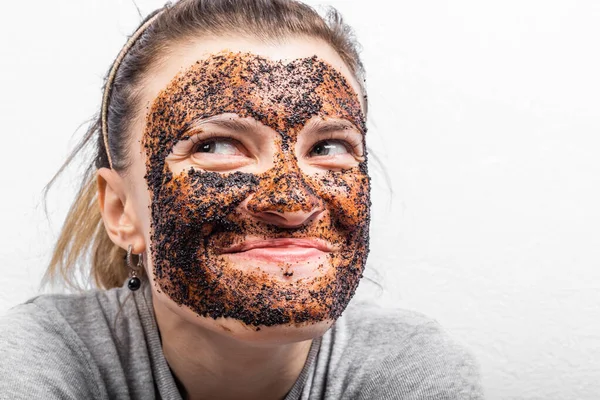 Smiling Young Atraktif Woman Scrub Her Face Coffee Cleaning Scrub — Stok Foto