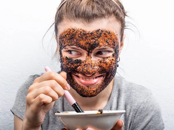 Zadowolona Młoda Atrakcyjna Kobieta Stosuje Peeling Twarzy Peeling Czyszczenia Kawy — Zdjęcie stockowe