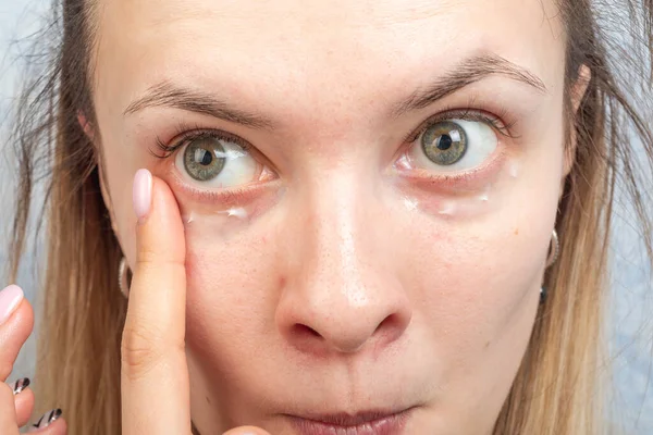 Ung Attraktiv Kvinna Gör Morgon Makeup Tillämpa Grädde Runt Ögonen — Stockfoto