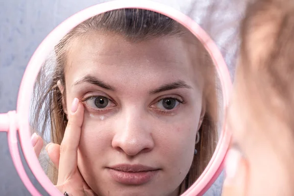 Wanita Muda Yang Menarik Tidak Makeup Pagi Menerapkan Krim Sekitar — Stok Foto