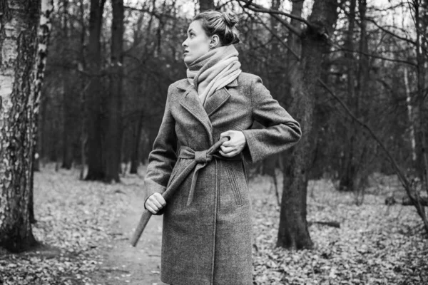 Νεαρή Ελκυστική Γυναίκα Δένει Μια Ζώνη Ένα Παλτό Στο Πάρκο — Φωτογραφία Αρχείου