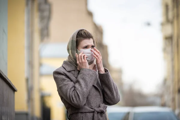 Jeune Femme Attrayante Dans Masque Protection Médicale Parle Téléphone Dans — Photo