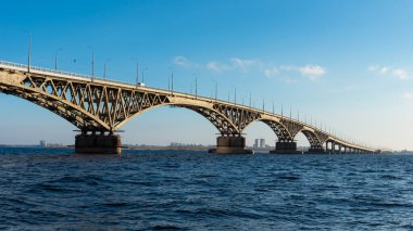Volga üzerindeki Saratov köprüsünün güzel manzarası
