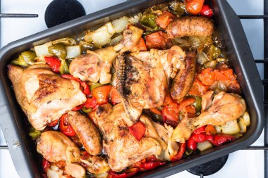 Tavuklu Scarpariello, fırın tepsisi içinde. Sosisli, biberli, soğanlı ve nar kokulu tavuk. İtalyan yemeği için Amerikan tarifi.