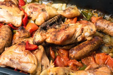 Tavuk Scarpariello yakından - sosisli tavuk, biber, soğan ve domates. İtalyan yemeği için Amerikan tarifi.