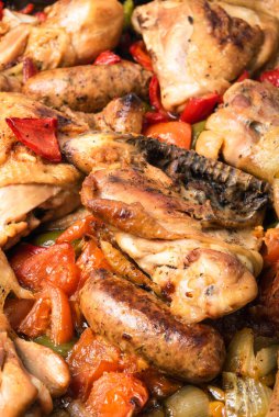 Tavuk Scarpariello yakından - sosisli tavuk, biber, soğan ve domates. İtalyan yemeği için Amerikan tarifi.