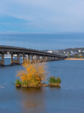 Sonbahar nehir manzarası - Saratov köprüsü ve Volga nehri manzarası, ön planda küçük bir ada