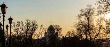 Şehir akşam manzarası - Moskova 'daki Kurtarıcı İsa Katedrali Aleksanrovsky parkından fenerlerle çevrili