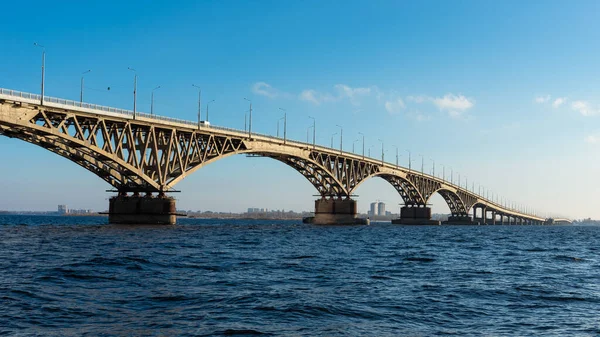 Volga üzerindeki Saratov köprüsünün güzel manzarası