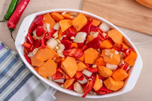 Batata Cortada Rodajas Con Cebolla Zanahoria Las Especias Asador Mesa — Foto de Stock