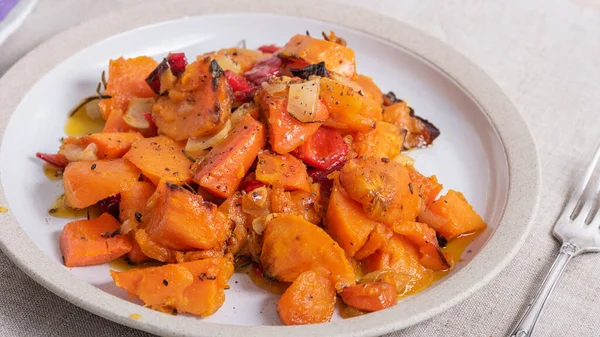 Вкусное Вегетарианское Блюдо Запеченный Сладкий Картофель Луком Морковью Специями Тарелке — стоковое фото