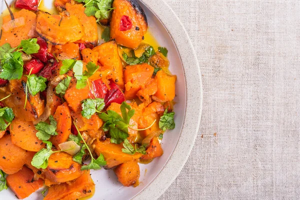 Вкусное Вегетарианское Блюдо Запеченный Сладкий Картофель Луком Морковью Листьями Базилика — стоковое фото