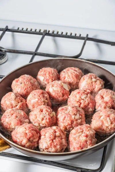 Albóndigas Grandes Una Sartén Fritas Casa Una Estufa Gas Primer —  Fotos de Stock