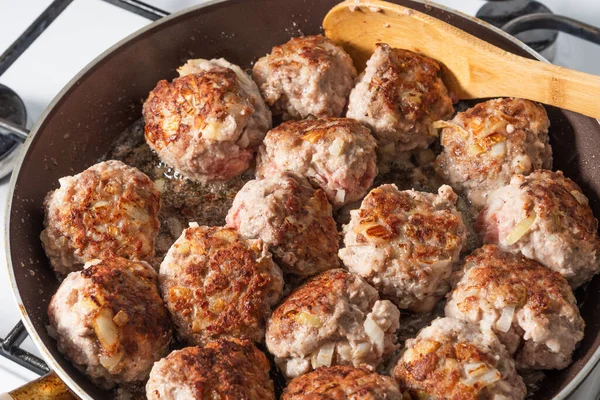 Carne Frita Las Albóndigas Grandes Cacerola Sobre Estufa Gas Primer —  Fotos de Stock