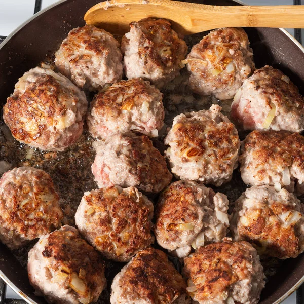 Carne Frita Las Albóndigas Grandes Cacerola Sobre Estufa Gas Primer —  Fotos de Stock