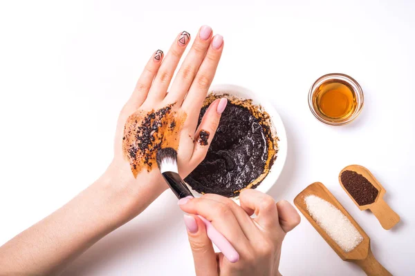 Mujer Pone Exfoliante Café Sus Manos Con Cepillo — Foto de Stock