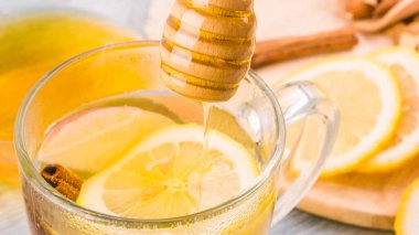 Bal, yeşil çaylı ve limonlu bir bardağa doldurulur.