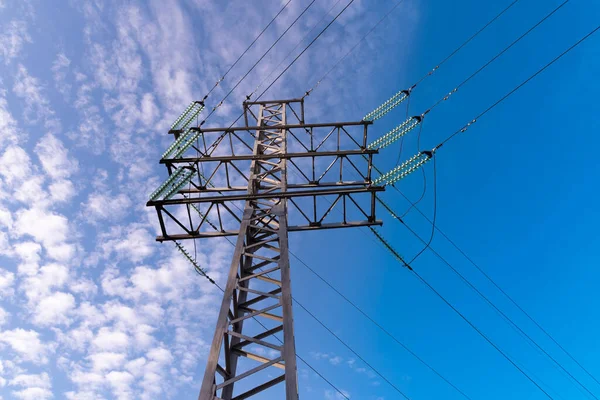 Torres Altas Uma Linha Alta Tensão Contra Céu Azul Vista — Fotografia de Stock